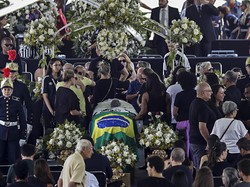 Pele, yang bernama asli Edson Arantes do Nascimento, memang menjadi pahlawan Brasil dari lapangan hijau. Pria yang dijuluki O Rei do Futbol atau Raja Sepakbola itu menjadi satu-satunya orang yang bisa menangkan Piala Dunia sebanyak tiga kali, yakni pada 1958, 1962, dan 1970 bersama Timnas Brasil. AP Photo/Marcelo Chello.