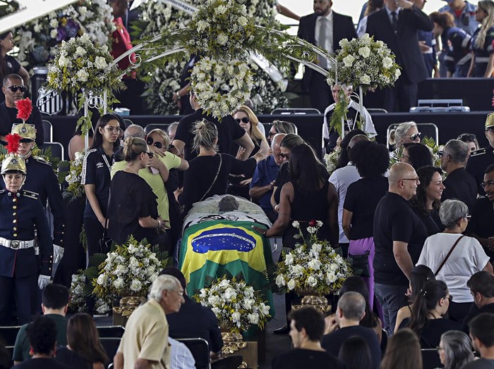 Jenazah Pele disemayamkan di Stadion Vila Belmiro, Senin (2/1/2023) waktu setempat. Masyarakat Brasil pun bisa memberikan penghormatan langsung untuk legenda sepakbola Brasil tersebut.