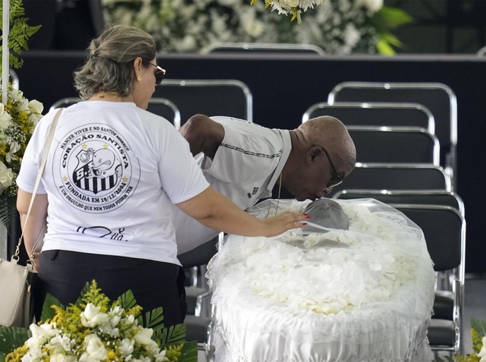 Jenazah Pele disemayamkan di Stadion Vila Belmiro, Senin (2/1/2023) waktu setempat. Masyarakat Brasil pun bisa memberikan penghormatan langsung untuk legenda sepakbola Brasil tersebut.