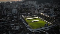 Di lokasi stadion, ribuan suporter juga sudah ramai berkumpul. Mereka ingin memberi penghormatan terakhir kepada Pele, yang akan dimakamkan di markas Santos tersebut. AP Photo/Matias Delacroix.