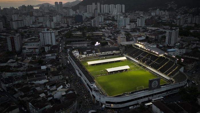 Jenazah Pele Disemayamkan di Stadion Vila Belmiro Jenazah Pele disemayamkan di Stadion Vila Belmiro, Senin (2/1/2023) waktu setempat. Masyarakat Brasil pun bisa memberikan penghormatan langsung untuk legenda sepakbola Brasil tersebut.