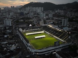 Di lokasi stadion, ribuan suporter juga sudah ramai berkumpul. Mereka ingin memberi penghormatan terakhir kepada Pele, yang akan dimakamkan di markas Santos tersebut. AP Photo/Matias Delacroix.