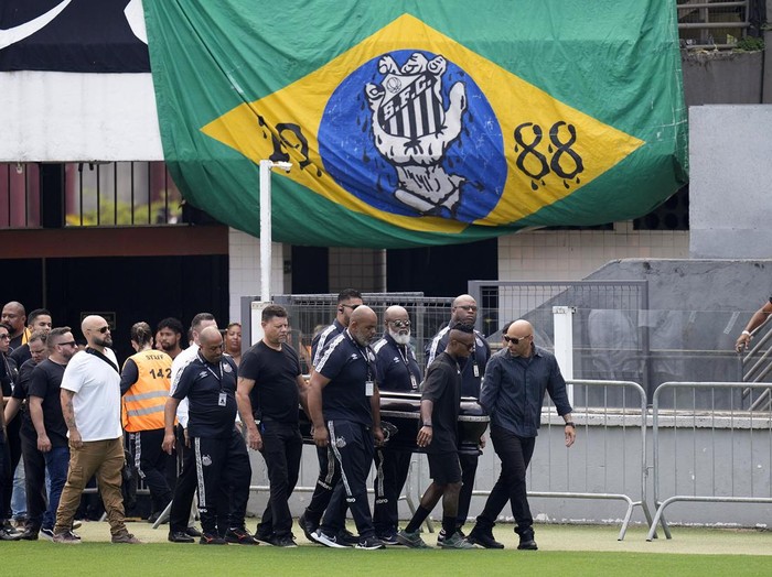Jenazah Pele disemayamkan di Stadion Vila Belmiro, Senin (2/1/2023) waktu setempat. Masyarakat Brasil pun bisa memberikan penghormatan langsung untuk legenda sepakbola Brasil tersebut.