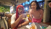 10 Potret Jessica Jane Makan di Karens Diner Bareng Orang Tua