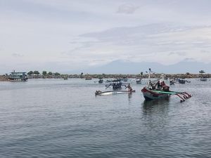 Jukung Nelayan Tenggelam Usai Tabrakan Akibat Angin Kencang di Jembrana Jukung Nelayan Tenggelam Usai Tabrakan Akibat Angin Kencang di Jembrana