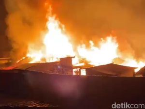 Kebakaran Hebat di Pasar Ampera Jambi, 23 Kios dan Ruko Ludes