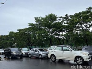 Ada Genangan Depan Kantor Gubernur Sulsel, Jalan Urip Sumoharjo Macet Parah