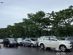 Ada Genangan Depan Kantor Gubernur Sulsel, Jalan Urip Sumoharjo Macet Parah