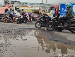 Warga Berharap Jalan Rusak Depan Eks ITC Cibinong Diperbaiki