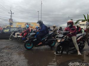 Warga Keluhkan Jalan Rusak Depan Eks ITC Cibinong: Ditambal Bolong Lagi