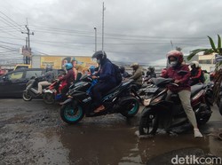 Warga Keluhkan Jalan Rusak Depan Eks ITC Cibinong: Ditambal Bolong Lagi