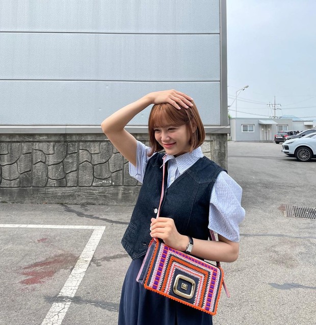 Kim Sejong dengan vest denim/Sumber: IG @clean_0828