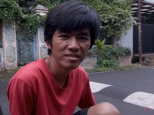 Tiko Rela Jadi Satpam-Jual Gorengan Demi Rawat Ibu Eny Tiko Rela Jadi Satpam-Jual Gorengan Demi Rawat Ibu Eny