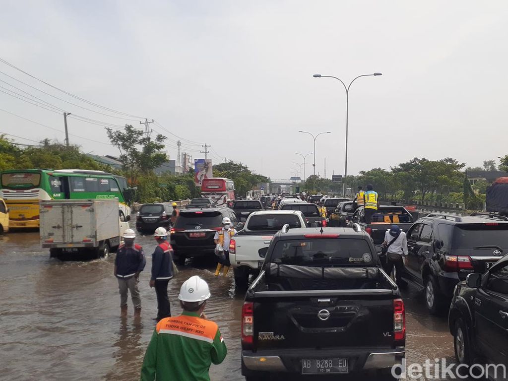 Banjir Jalan Kaligawe Semarang Mulai Surut, Ini Titik yang Masih Tergenang