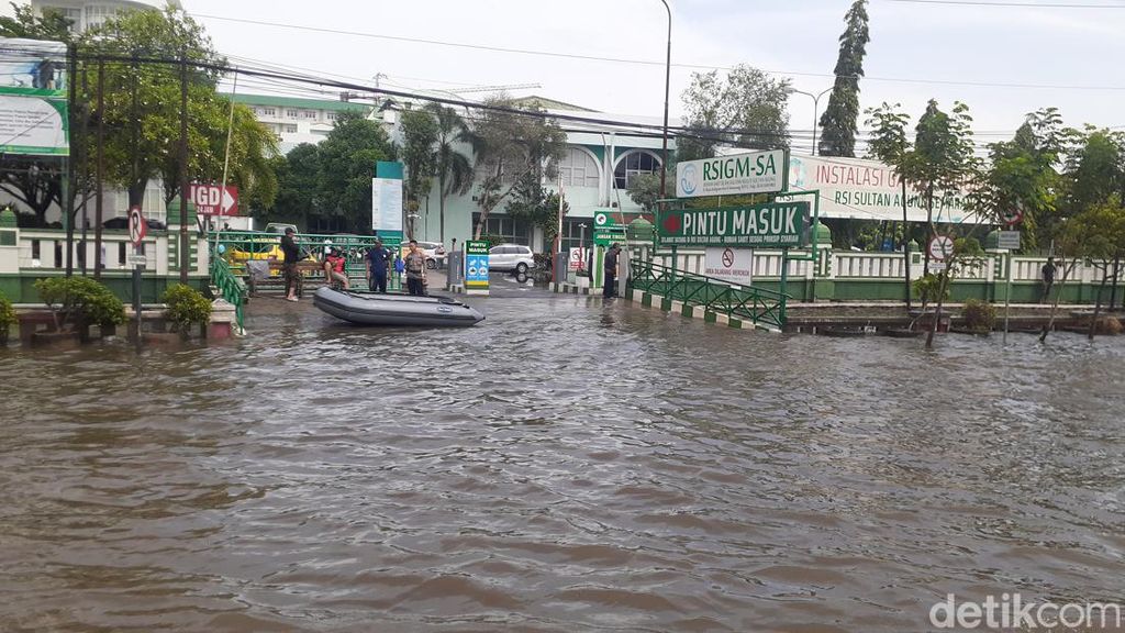 Penampakan Terkini Banjir di Jalan Kaligawe Semarang Hari Keempat