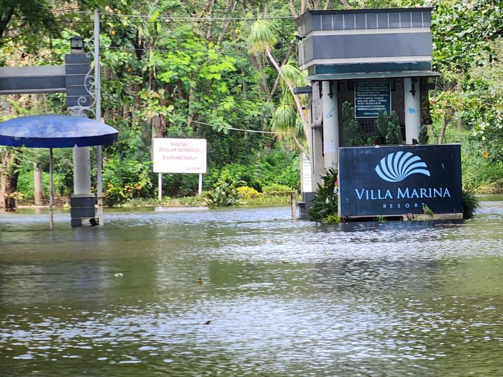 Kawasan Marina Semarang Masih Terendam Banjir Setinggi 80 Cm
