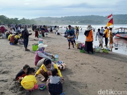 Turis Ramai Vs Pedagang Tumplek di Pantai Pangandaran