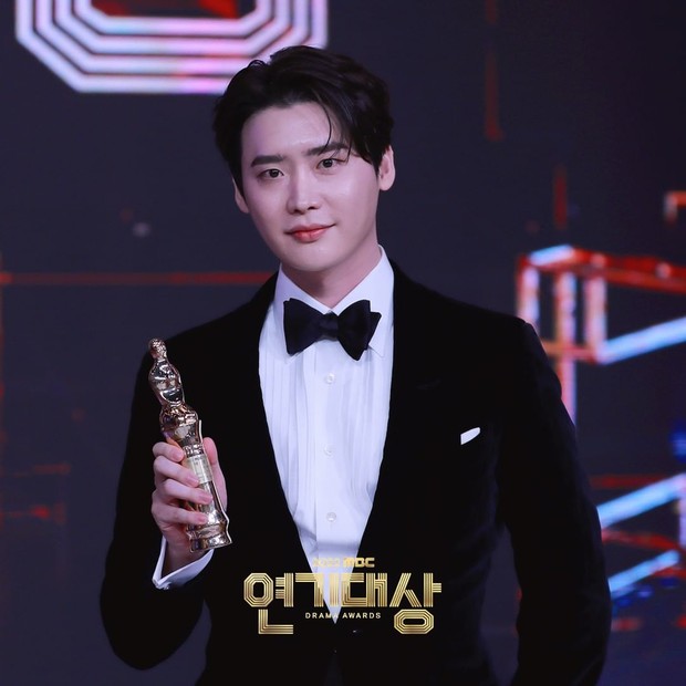 Lee Jong Suk daesang di MBC drama awards/ Foto: instagram.com/mbcdrama_now