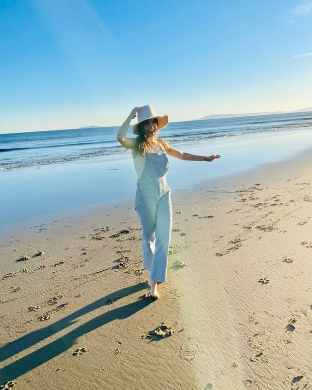 Lily Collins dengan Overall Jeans/Sumber: IG @lilyjcollins