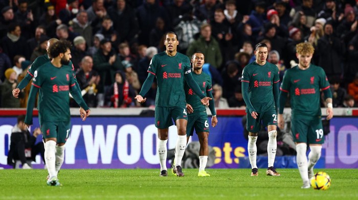BRENTFORD, ENGLAND - JANUARY 02: Virgil van Dijk of Liverpool looks dejected with teammates after Ibrahima Konate (not pictured) of Liverpool scores an own goal during the Premier League match between Brentford FC and Liverpool FC at Brentford Community Stadium on January 02, 2023 in Brentford, England. (Photo by Clive Rose/Getty Images)