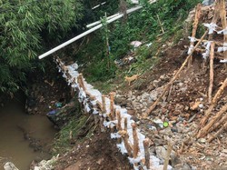 Tepi Kali Angke Kembangan Jakbar Longsor, Gabion Dipasang