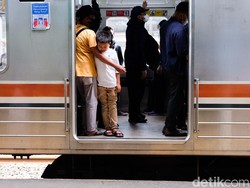 Viral Penumpang Salat di Dalam KRL, PT KCI: Musala Ada di Setiap Stasiun