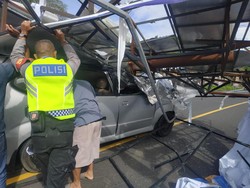 Satu Mobil Tertimpa Baliho Tumbang di Bedugul