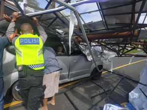 Satu Mobil Tertimpa Baliho Tumbang di Bedugul Satu Mobil Tertimpa Baliho Tumbang di Bedugul