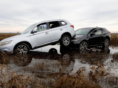 Mobil-mobil di California Saling Tumpuk Imbas Terseret Badai