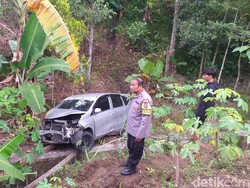 Sopir Diduga Ngantuk, Sigra Terjun ke Jurang Gunung Wilis Sedalam 7 Meter