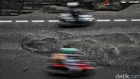 Hati-hati Gaes, Jalan Layang Pancoran Banyak Lubang dan Membahayakan