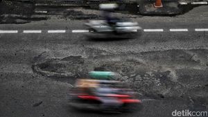 Hati-hati Gaes, Jalan Layang Pancoran Banyak Lubang dan Membahayakan