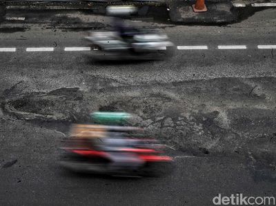 Hati-hati Gaes, Jalan Layang Pancoran Banyak Lubang dan Membahayakan