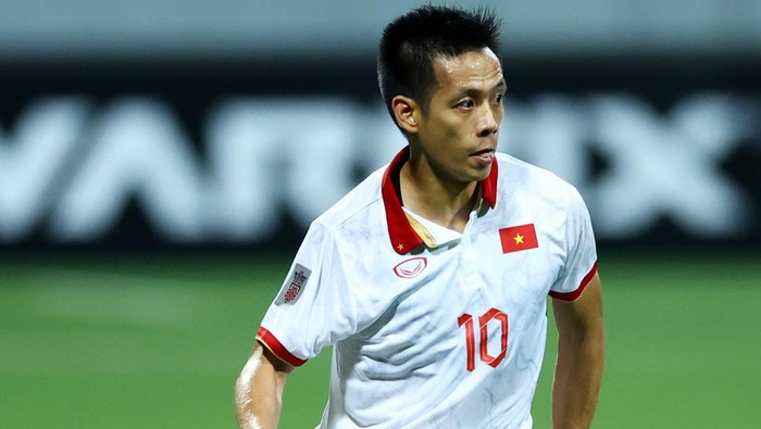 KALLANG, SINGAPORE - DECEMBER 30: Nguyen Van Quyet #10 of Vietnam controls the ball in the second half against Singapore during the AFF Mitsubishi Electric Cup Group B match at Jalan Besar Stadium on December 30, 2022 in Kallang, Singapore. (Photo by Yong Teck Lim/Getty Images)