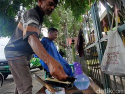 Ini yang Bikin Pelanggan Betah Potong Rambut di Alun-alun Utara Jogja