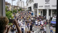 Antrean warga mengular panjang hingga ke luar stadion. AP Photo/Matias Delacroix.