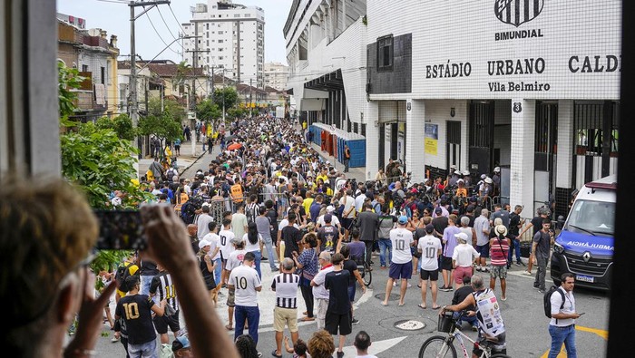 Panjangnya Antrean Warga yang Ingin Beri Penghormatan kepada Pele Warga berdatangan untuk memberikan penghormatan kepada Pele di Stadion Vila Belmiro, Brasil. Antrean warga pun mengular panjang.