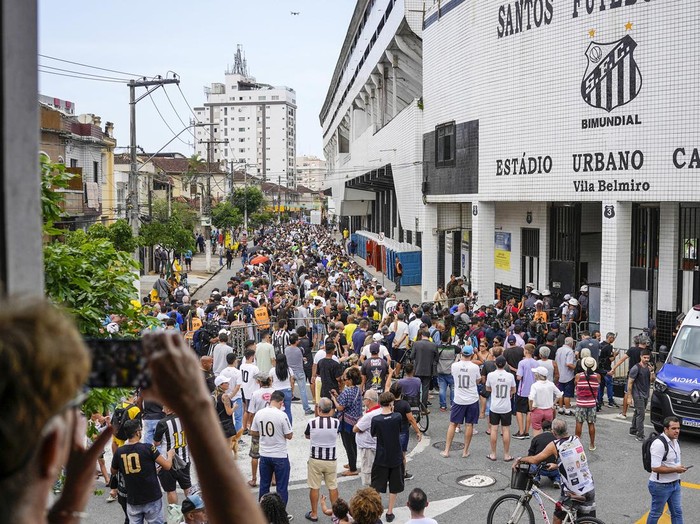 Warga berdatangan untuk memberikan penghormatan kepada Pele di Stadion Vila Belmiro, Brasil. Antrean warga pun mengular panjang.