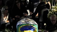 Masyarakat berdatangan untuk memberi penghormatan terakhir kepada Pele. AP Photo/Andre Penner.