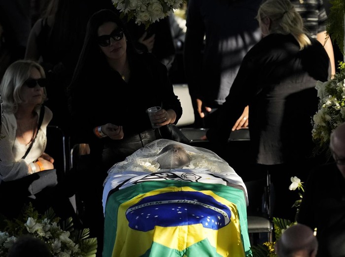 Warga berdatangan untuk memberikan penghormatan kepada Pele di Stadion Vila Belmiro, Brasil. Antrean warga pun mengular panjang.