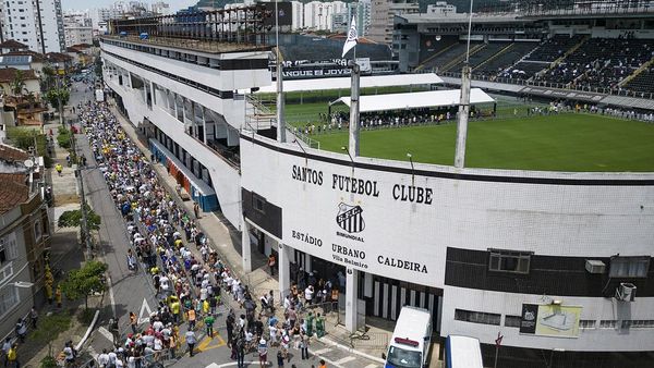 Panjangnya Antrean Warga yang Ingin Beri Penghormatan kepada Pele