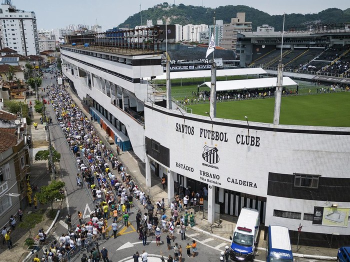 Warga berdatangan untuk memberikan penghormatan kepada Pele di Stadion Vila Belmiro, Brasil. Antrean warga pun mengular panjang.