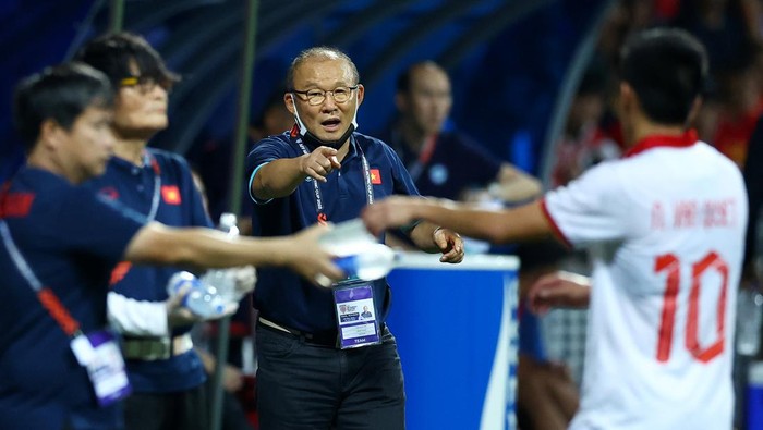 KALLANG, SINGAPORE - DECEMBER 30: Head coach Park Hang-Seo of Vietnam gives instructions to Nguyen Van Quyet #10 in the second half against Singapore during the AFF Mitsubishi Electric Cup Group B match at Jalan Besar Stadium on December 30, 2022 in Kallang, Singapore. (Photo by Yong Teck Lim/Getty Images)
