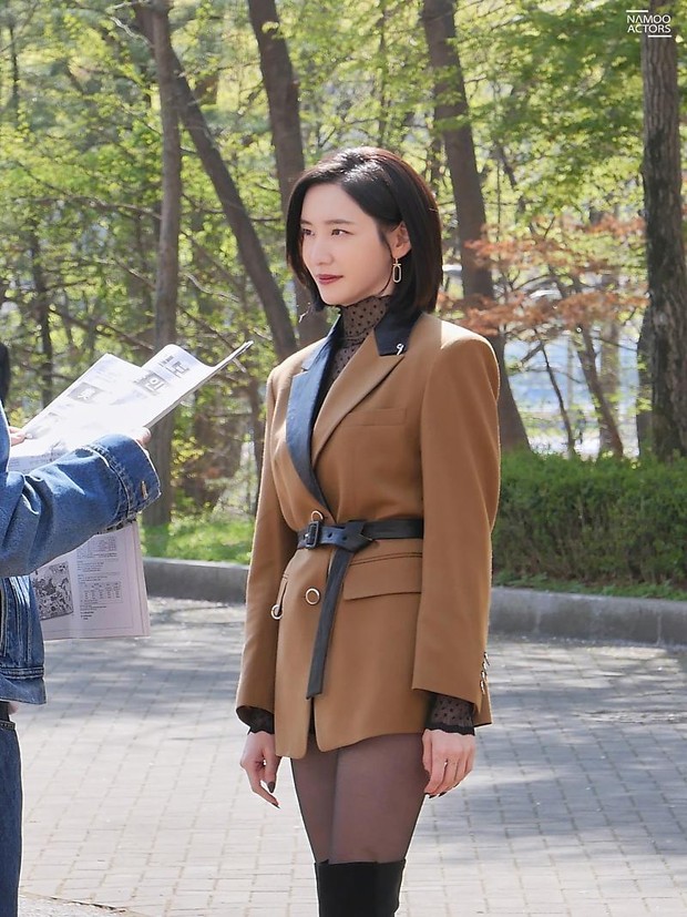 Park Ji Hyun sebagai Mo Hyun Min di Reborn Rich (2022)