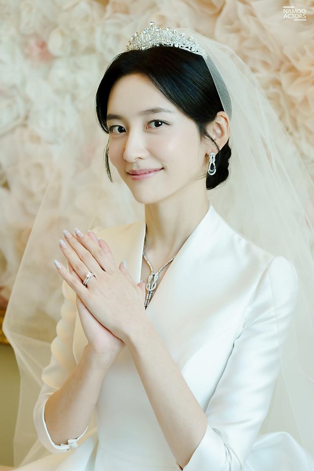 Park Ji Hyun sebagai Mo Hyun Min di Reborn Rich (2022)