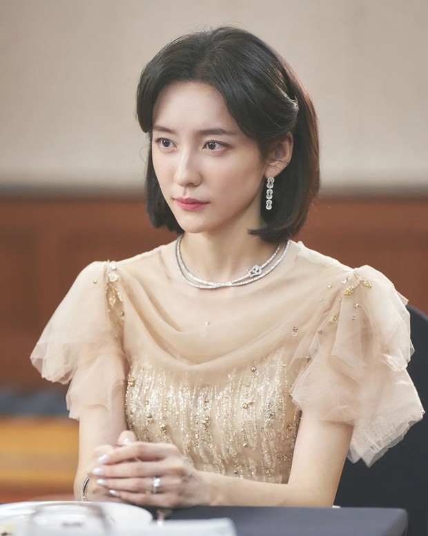 Park Ji Hyun sebagai Mo Hyun Min di Reborn Rich (2022)