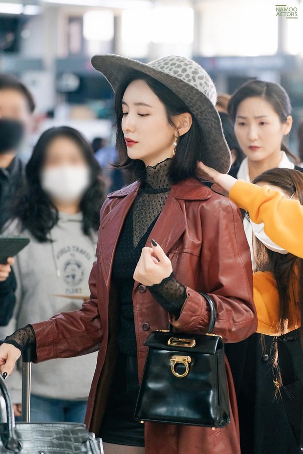 Park Ji Hyun sebagai Mo Hyun Min di Reborn Rich (2022)