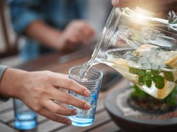 17 Manfaat Minum Air Putih untuk Kesehatan Tubuh Manusia