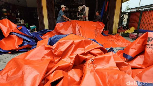 Permintaan Terpal Melonjak Saat Musim Hujan