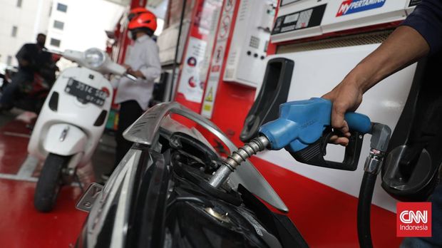 Warga mengisi BBM jenis Pertamax di SPBU kawasan MT Haryono, Jakarta, Selasa, 3 Januari 2023. PT Pertamina (Persero) menurunkan harga BBM jenis Pertamax dari Rp13.900 per liter menjadi Rp12.800. Penurunan harga berlaku mulai Selasa (3/1) pukul 14.00 ini. CNN Indonesia/Safir Makki